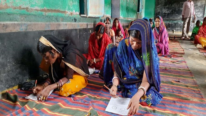 अंगूठा लगाने वाली सास-बहू ने एक साथ दी महापरीक्षा