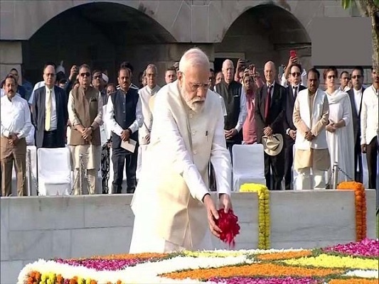  पीएम मोदी ने दी बापू को श्रद्धांजलि
