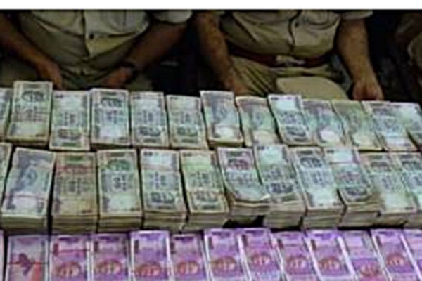  विशाखापत्तनम में वॉशिंग मशीन में छुपाए गए 1.30 करोड़ रुपये जब्त