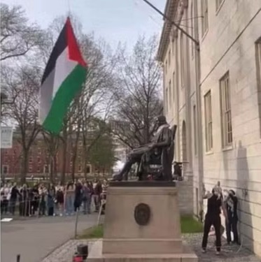  अमेरिका में विरोध-प्रदर्शन तेज, हार्वर्ड यूनिवर्सिटी में लगाया गया फलस्तीन का झंडा