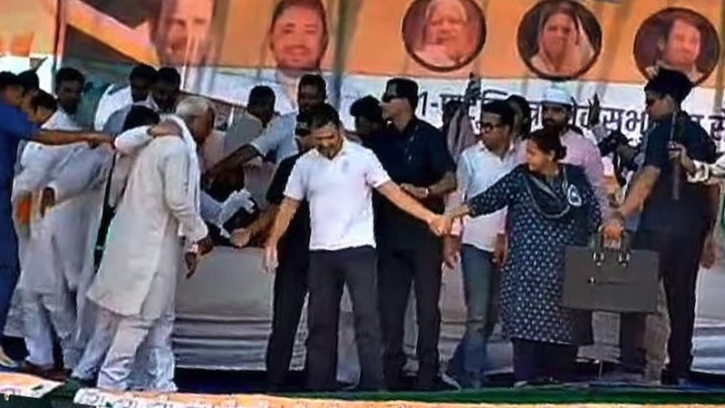 राहुल के चढ़ते ही इंडी गठबंधन की जनसभा का मंच धंसा...