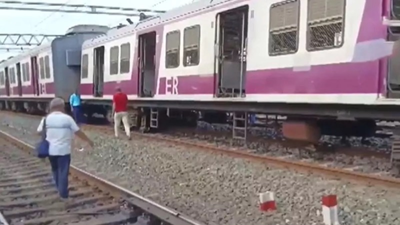  पटरी से उतरी लोकल ट्रेन, घंटों बाधित रही आवाजाही