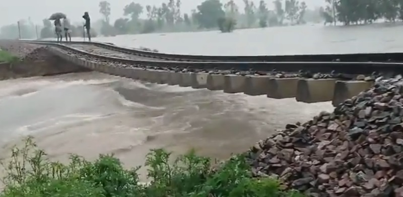  बारिश में बह गई पुलिया, हवा में लटका रेलवे ट्रैक...