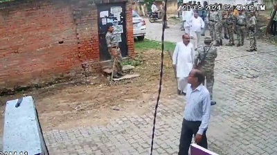 सपा नेता ने नगर निगम की टीम को राइफल लेकर दौड़ाया