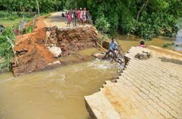 असम में बाढ़-बारिश से बिगड़े हालात, रेलवे ट्रैफिक ठप, पानी के बहाव में पलटी ट्रेन