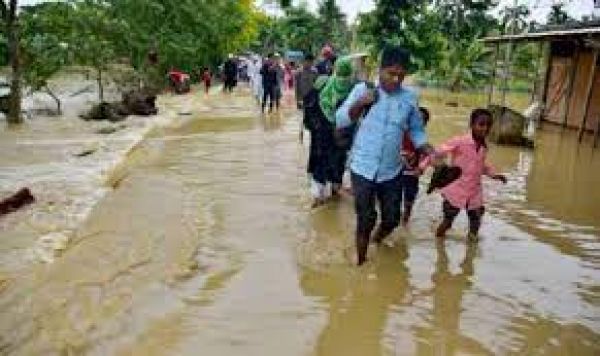 असम में बाढ़-बारिश से बिगड़े हालात, रेलवे ट्रैफिक ठप, पानी के बहाव में पलटी ट्रेन