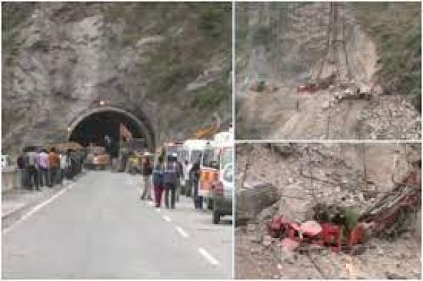 जम्मू-श्रीनगर राष्ट्रीय राजमार्ग पर ढहा टनल का एक हिस्सा, मलबे में फंसे 10 मजूदर, 2 की बचाई गई जान