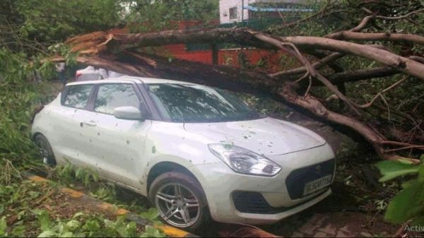 राजधानी में आंधी-बारिश से अस्त-व्यस्त हुआ जनजीवन, 100 से ज्यादा पेड़ गिरे, 2 की मौत&hellip;