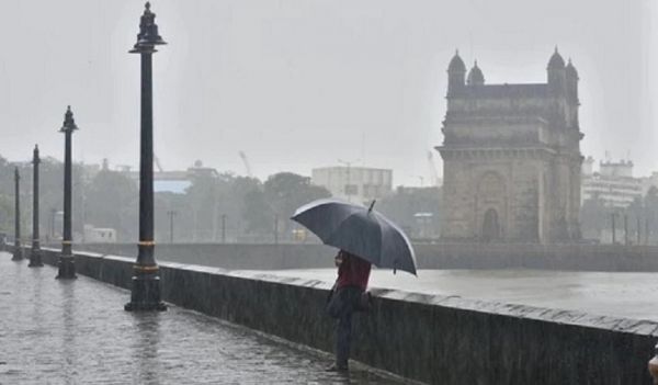 देर रात हुई बारिश से मुंबई में राहत, जानें आपके राज्य में कब मेहरबान होंगे बदरा…