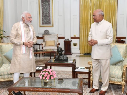 प्रधानमंत्री नरेंद्र मोदी ने राष्ट्रपति भवन में राष्ट्रपति राम नाथ कोविंद से मुलाकात की