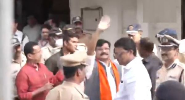 मैं न तो झुकूंगा, और न ही पार्टी छोडूंगा : संजय राउत