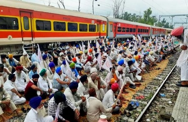 एक बार फिर पटरी पर बैठे किसान, शताब्दी सहित कई ट्रेनें प्रभावित