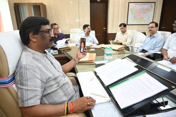 मुख्यमंत्री श्री हेमन्त सोरेन ने रूपा रानी तिर्की से वीडियो कॉल के जरिए की बात 