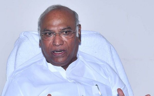 संसद सदस्यों को सत्र के दौरान आपराधिक मामलों में कोई विशेष छूट नहीं