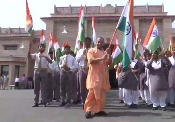 अपने आवास पर तिरंगा फहराकर सीएम योगी ने की 'हर घर तिरंगा' अभियान की शुरुआत
