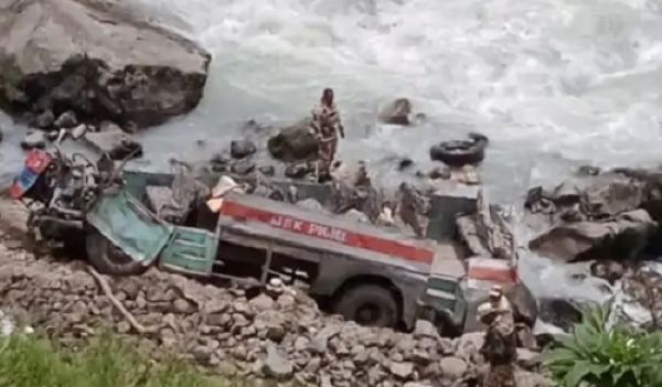 कश्मीर में ITBP की बस नदी में गिरी: 10 से ज्यादा की मौत, 39 जवान सवार थे