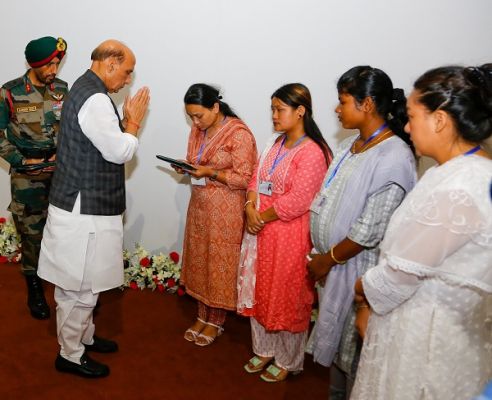 रक्षा मंत्री राजनाथ सिंह ने वीर नारियों को किया सम्मानित