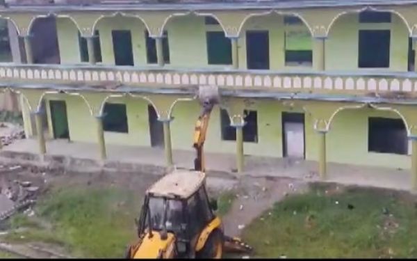 आतंकी कनेक्शन सामने आने के बाद तोड़ा गया मदरसा