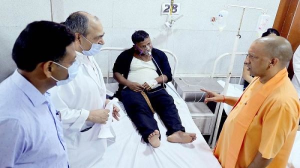 घायलों का हाल जानने अस्पताल पहुंचे मुख्यमंत्री योगी