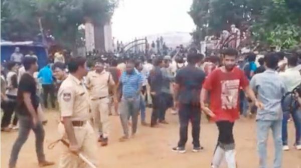 टी-20 की टिकट लेने मची भगदड़, भीड़ को काबू करने पुलिस ने भांजी लाठियां...