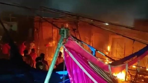 दुर्गा पंडाल में लगी आग, 3 बच्चों समेत 5 की मौत, 67 झुलसे