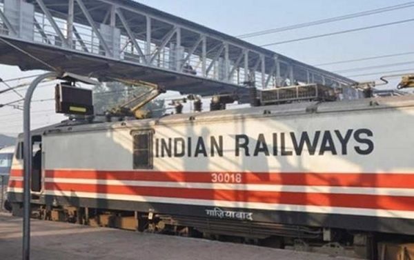 भारतीय रेल ने पांच सौ मेल एक्‍सप्रेस रेलगाड़ियों को सुपरफास्‍ट श्रेणी में बदला