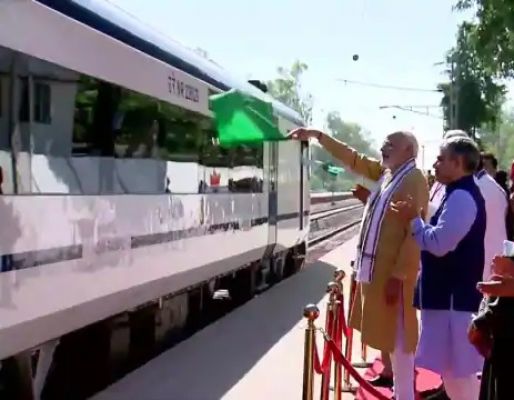 प्रधानमंत्री ने अंब अंदौरा ऊना से नई दिल्ली के लिए नई वंदे भारत एक्सप्रेस को दिखाई हरी झंडी