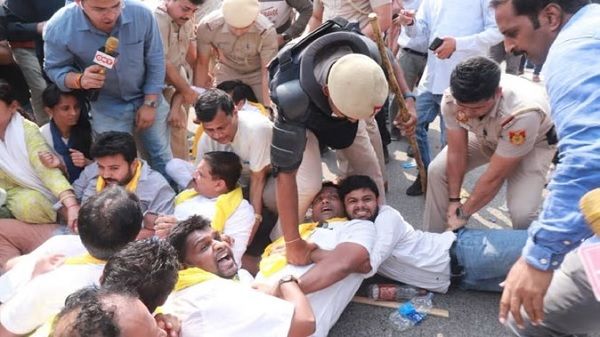 सिसोदिया से पूछताछ के बीच AAP का CBI दफ्तर के बाहर प्रदर्शन, हिरासत में संजय सिंह