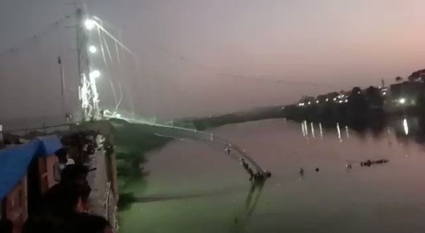 बड़ा हादसा : मोरबी में केबल पुल टूटा; 100 से ज्यादा लोग नदी में गिरे...कई के डूबने की आशंका, 5 दिन पहले हुआ था शुरू