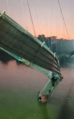 गुजरात के मोरबी में हुई 142 लोगों की मौत, जिम्मेदार कौन ? 