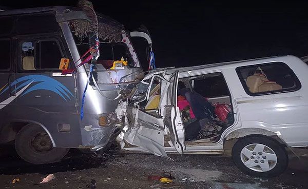 बस और कार की भीषण टक्कर, दो बच्चों समेत 11 मजदूरों की मौत