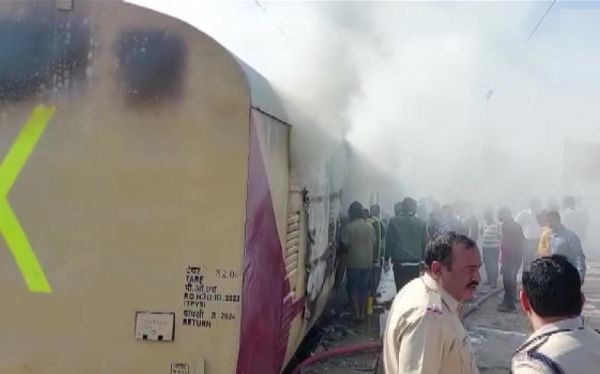 शालीमार एक्सप्रेस की बोगी में लगी आग, मचा हड़कंप...