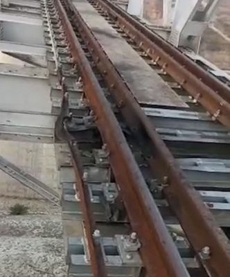 ट्रेन गुजरने के चंद घंटों बाद ट्रैक पर हुआ धमाका, मचा हड़कंप...