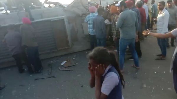 रांग साइड चल रही थी बस, सामने से आया ट्रक... मची चीख-पुकार...