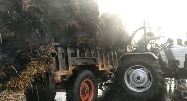 चलती ट्रैक्टर ट्राली में लगी आग, मची अफरा-तफरी