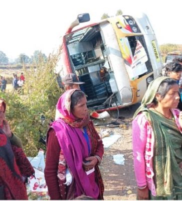 बस पलटने से 1 की मौत और दर्जनों घायल