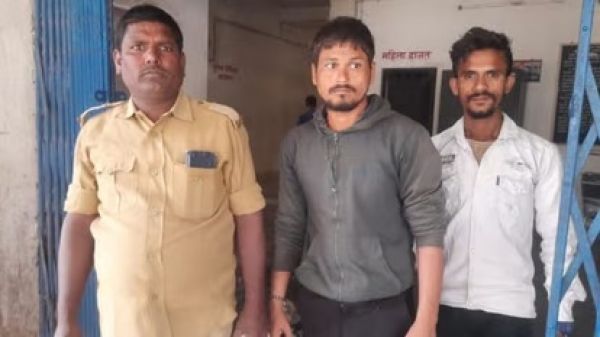 पत्नी ने पैर दबाने से किया इंकार, तो पति को आया गुस्सा, और फिर...