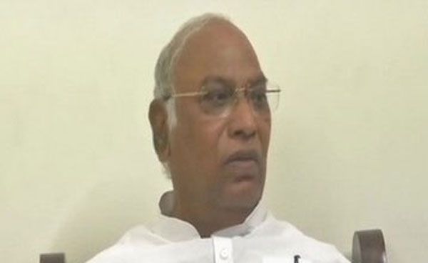 राफेल की शस्त्र पूजा को मल्लिकार्जुन खड़गे ने बताया तमाशा