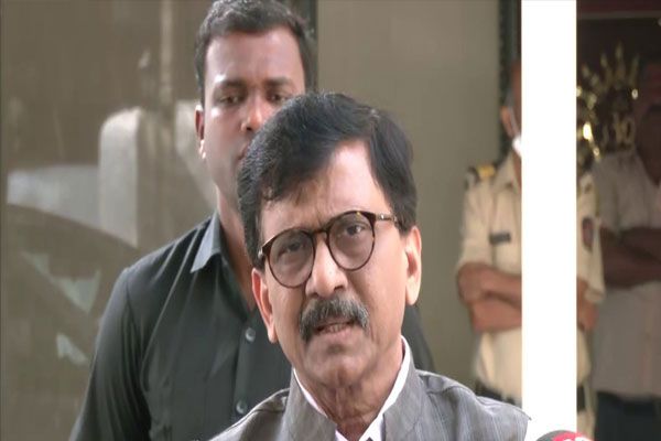 सावरकर के बयान पर घिरे राहुल, संजय राउत ने कहा ये अपमान बर्दाश्त नहीं