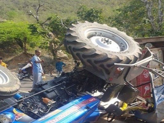 अनियंत्रित होकर ट्रैक्टर-ट्रॉली पलटी, 3 की मौत, 25 घायल
