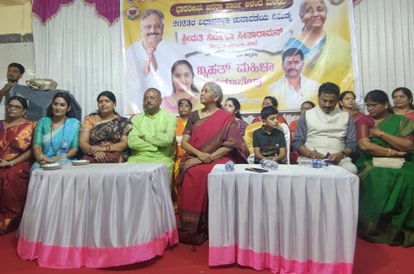  वित्त मंत्री ने प्रसिद्ध बैंकर नारायणन वाघुल की पुस्तक रिफ्लेक्शंस का विमोचन किया