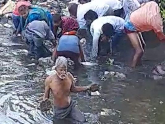 नहर में मिले रुपयों के बंडल, लूटने लोगों में मची होड़