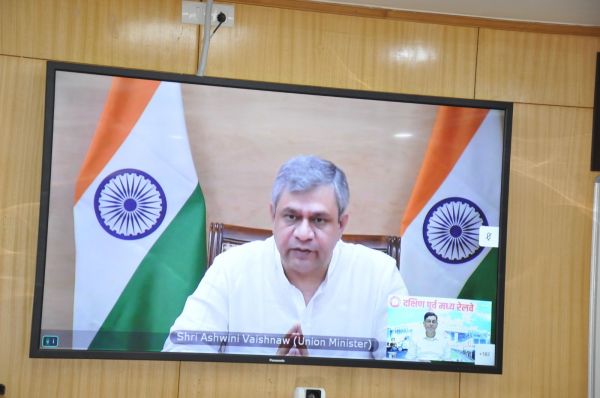 श्री अश्विनी वैष्णव ने "भारतीय रेलवे के स्टेशनों पर मानक संकेतक" पर पुस्तिका जारी की ...