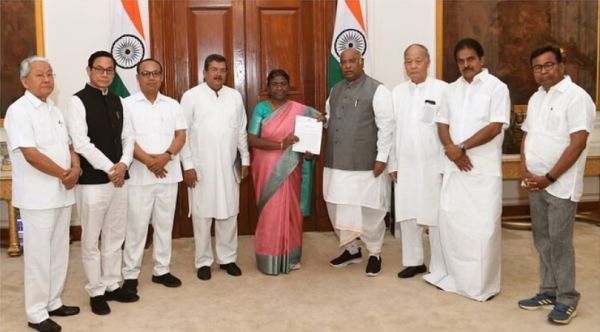 राष्ट्रपति से मिले कांग्रेसी नेता, एसआईटी गठित करने की मांग...