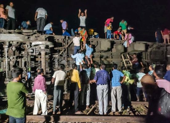 ओडिशा में तीन ट्रेन टकराईं, 238 की मौत