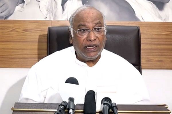 रणनीतिक रूप से चीन का मुकाबला करने की जरूरत : खरगे