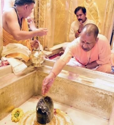 CM योगी ने काशी विश्वनाथ और काल भैरव मंदिर में किया दर्शन-पूजन