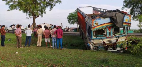 ट्रक व कार में भिड़ंत, 6 की मौत