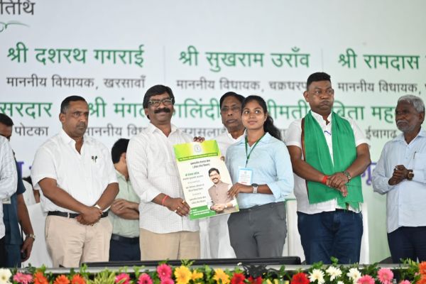 टाटा कॉलेज मैदान, चाईबासा में आयोजित प्रमंडलीय रोजगार मेला में विभिन्न संस्थानों / कंपनियों के लिए चयनित युवक- युवतियों को ऑफर लेटर सौंपते हुए मुख्यमंत्री श्री हेमन्त सोरेन।