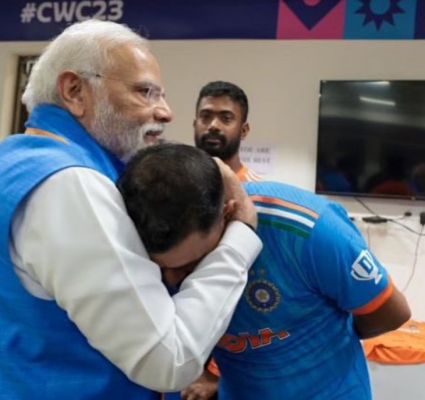 ड्रेसिंग रूम पहुंचकर पीएम मोदी ने शमी को गले लगाया
